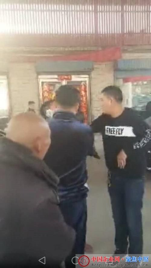 周口一民警加油站