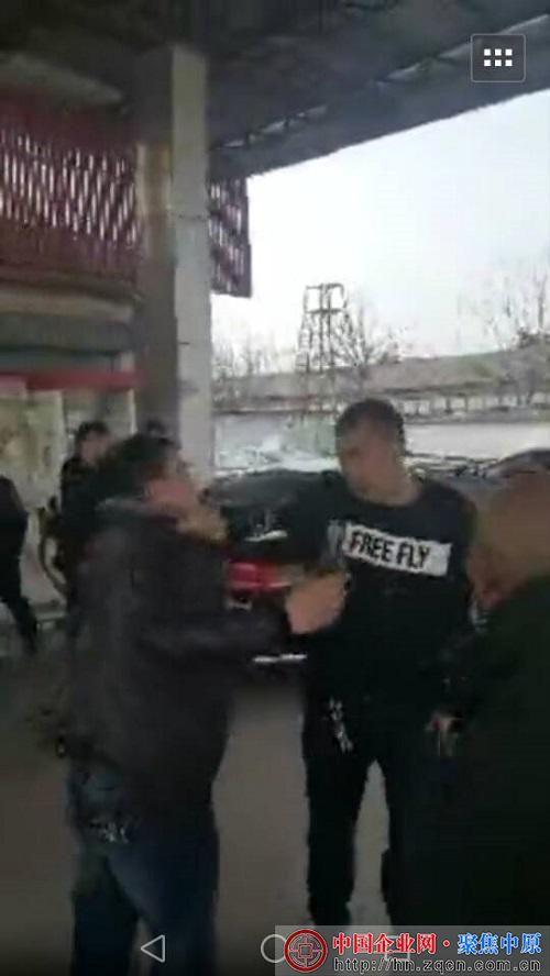 周口一民警加油站